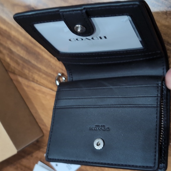 Coach Leather Riveted Wallet With Zip Closure Coin Pocket New in Gift Box ❤️ - Picture 8 of 10